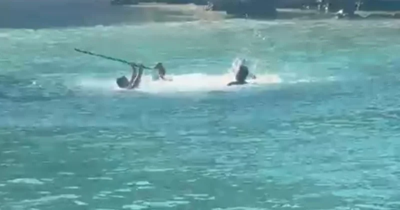 Mersin Silifke deki Yapraklı Koy Plajı nda deniz ortasında sopalarla kavga ettiler! Son dakika haberleri