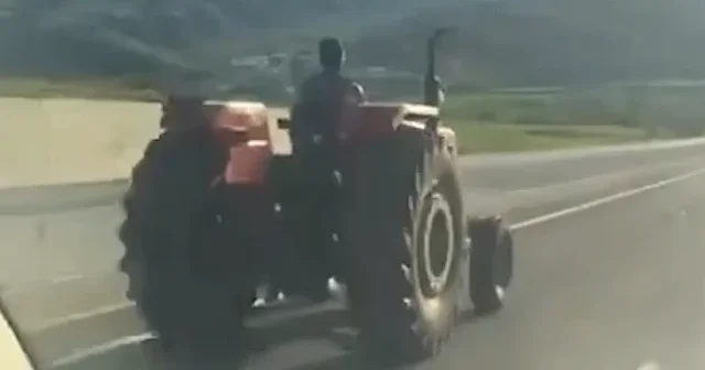 Traktör sürücüsü 80 kilometre hızla giden aracı solladı VİDEO İZLE