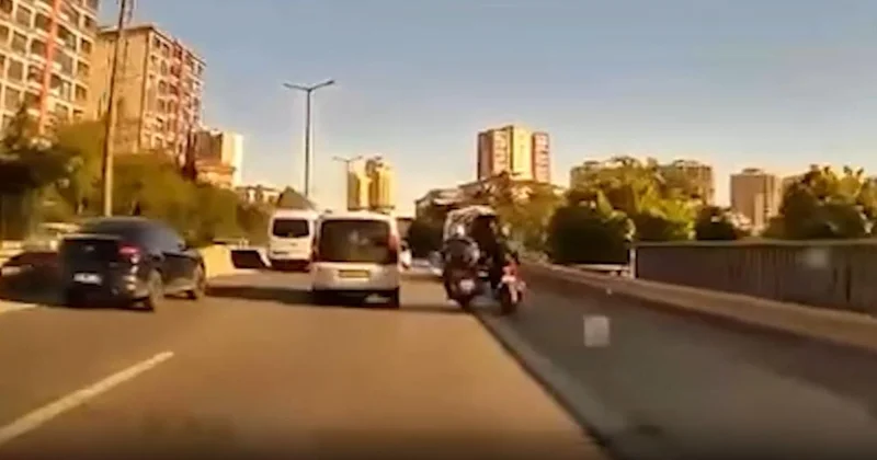 Kartal da motosikletli, emniyet şeridindeki servise çarptı: Kaza anı kamerada