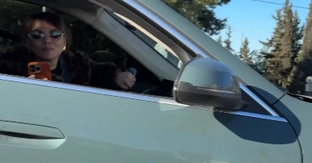 Biri kayda aldı diğeri avazı çıktığı kadar bağırdı: Öfkeli sürücü mesleğini öne sürüp hakaretler savurdu VİDEO İZLE