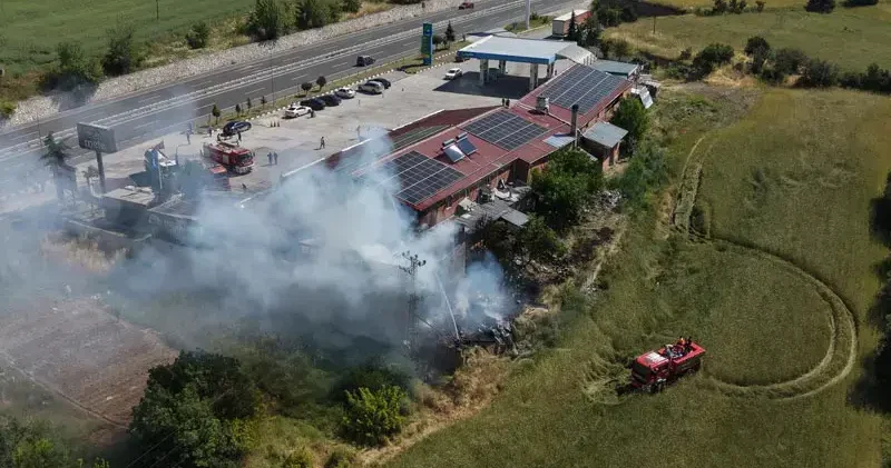 Kastamonu da dinlenme tesisi, çıkan yangında hasar gördü