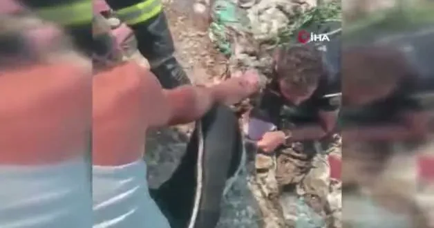 Dumanların arasında kalan itfaiye eri bataklığa saplandı ölümden döndü