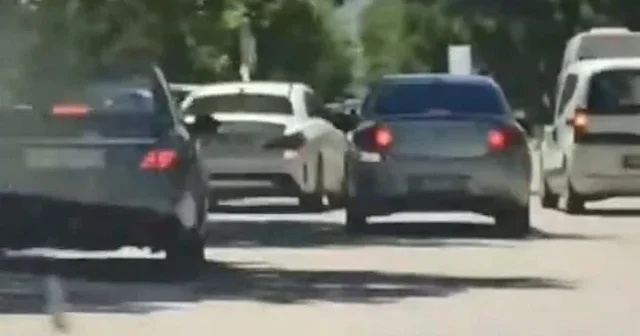 Elazığ’da peş peşe makas atan sürücü kamerada VİDEO İZLE