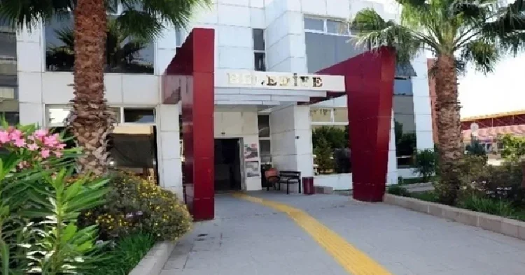 Seferihisar Belediyesi ne rüşvet operasyonu! 6 kişi gözaltına alındı Veli Ağbaba nın danışmanı da gözaltında