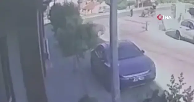 Ehliyetsiz gencin kullandığı otomobil mağazaya daldı