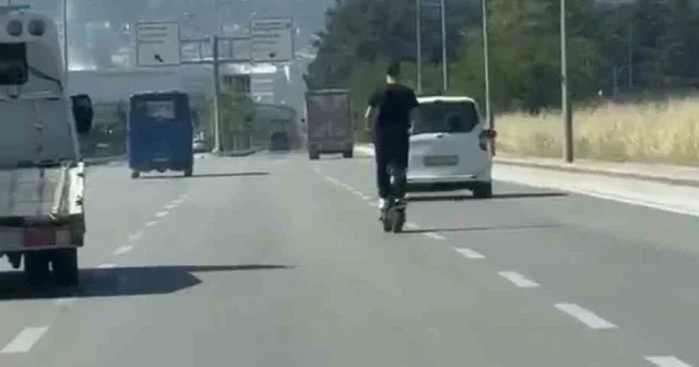 Elektrikli scooterla tehlikeli yolculuk kamerada VİDEO İZLE