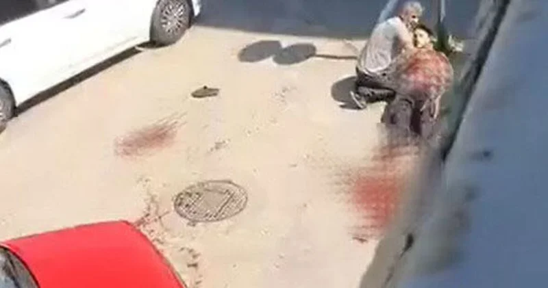 Boynundan bıçaklanan baba, ağır yaralanan oğlunun başında bekledi Son dakika haberleri