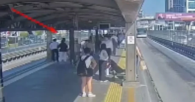 Beylikdüzü metrobüs durağında bıçaklı saldırı kamerada VİDEO İZLE