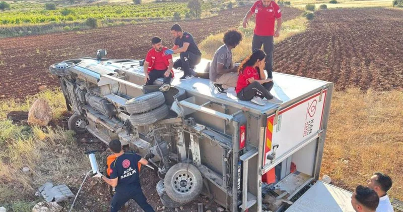 Mardin de Kızılay aracı devrildi: 4 yaralı
