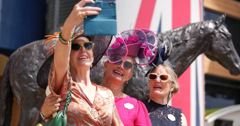 Kraliyetin prestijli at yarışı Royal Ascot ta şapkaların şıklık yarışı