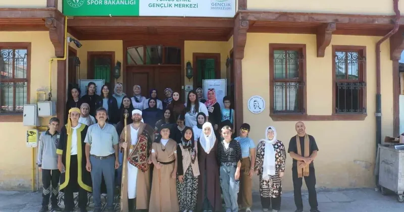 Yunus Emre’nin hayatı açık havada tiyatro oyunuyla sahnelendi