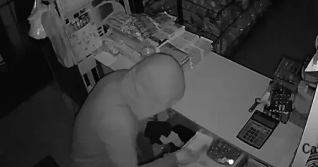 Fatih te esnafın kabusu olan hırsız suçüstü yakalandı: 25 yıl hapisle aranan firari olduğu ortaya çıktı VİDEO İZLE