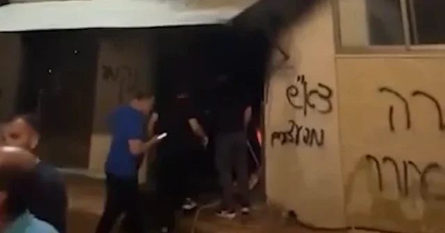 Batı Şeria’da ibadethanelere hain saldırı: Siyonistler iki camiyi ateşe verdi VİDEO İZLE
