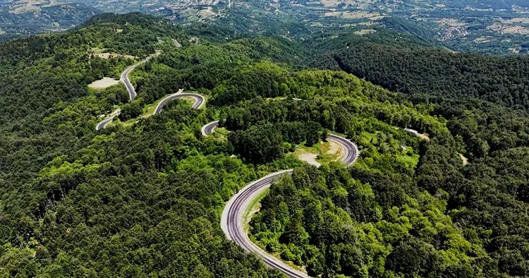 Bursa Domaniç arasındaki kıvrımlı yollar dronla görüntülendi