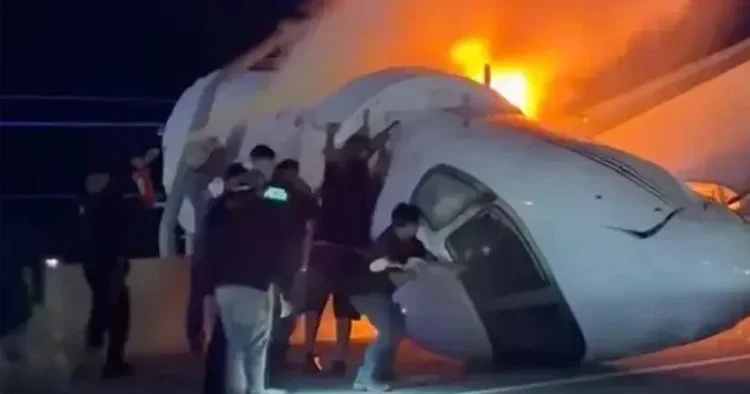 ABD de küçük uçak otoyola düştü: 1 ölü