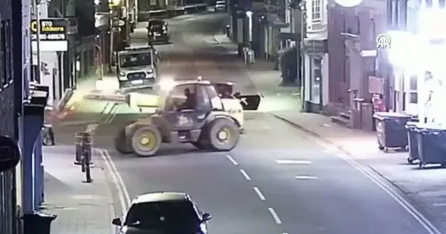 İngiltere de iş makinesiyle ATM çalındı