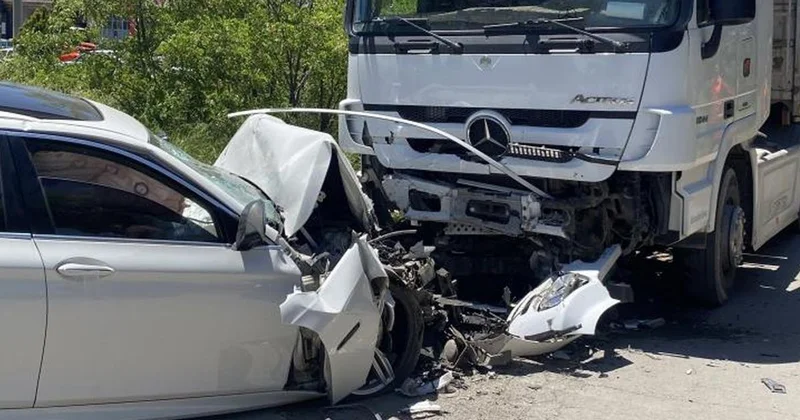 Kafa kafaya çarpıştılar! Lüks otomobilden geriye hurda yığını kaldı