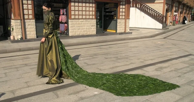 İranlı öğrenci 5 bin çay yaprağı kullanarak elbise tasarladı Rize Haberleri Habertürk Yerel Haberler