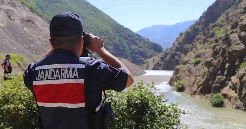Artvin’in Şavşat Deresi’nde kayıp baba ve oğlunu arama çalışmaları sürüyor