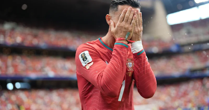 Ronaldo nun tarihe geçtiği maçta, Portekiz e çelme! 52 yıl sonra gelen gol Sözcü Gazetesi