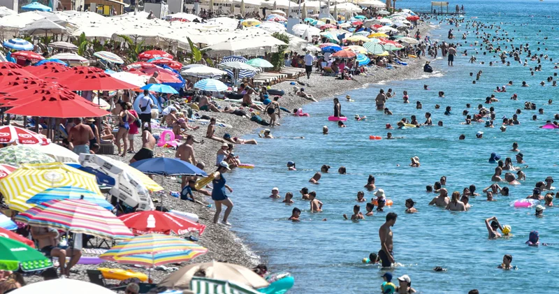 Son dakika: Antalya termometreyi zorluyor! 40 a yükselen sıcaklıkta vatandaşlar sahile akın etti Son dakika haberleri
