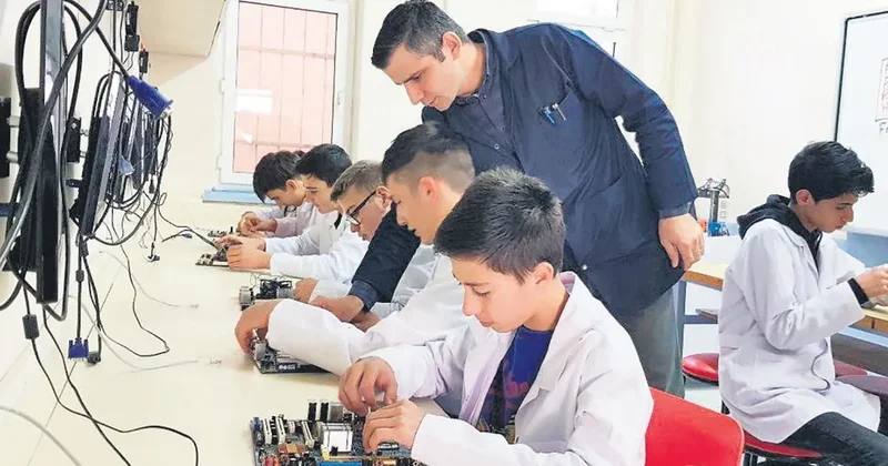 Meslek liseleri gençlere altın bilezik takıyor