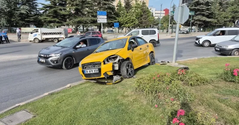 Eskişehir de araç ile çarpışan otomobil kavşaktaki refüje çıktı