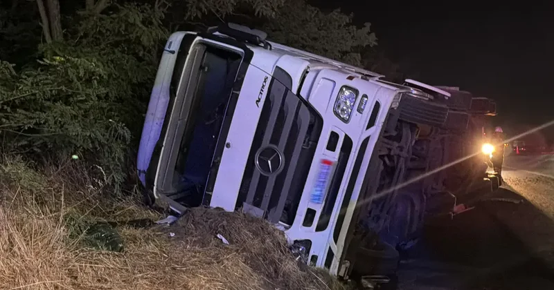 Tekirdağ da devrilen tırın sürücüsü yaşamını yitirdi