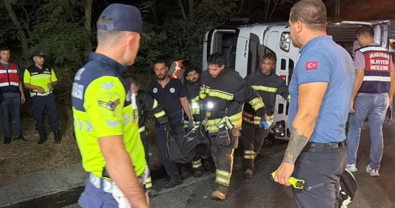 TEM Otoyolu nda devrilen TIR ın sürücüsü öldü Son dakika haberleri