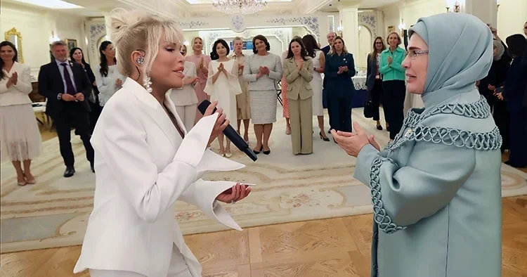 Görüntüler ilk kez yayınlandı: Süperstar Ajda Pekkan, şarkılarını First Lady’ler için söyledi