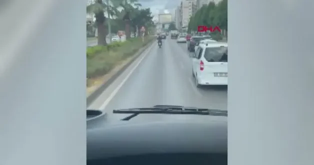 Motosiklet sürücüsü yaptığı hareketle gönülleri fethetti