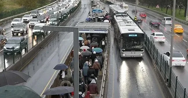 İstanbul da toplu ulaşıma yüzde 10 zam! Mavi kart, Marmaray, okul servis ücretleri... İşte yeni fiyatlar
