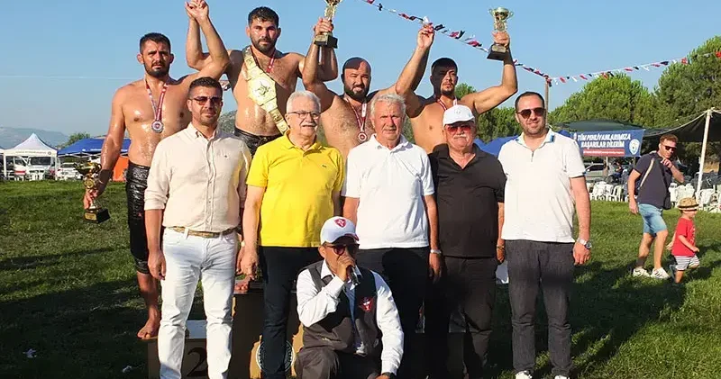 Burhaniye güreşlerinde Erkan Taş, başpehlivan oldu