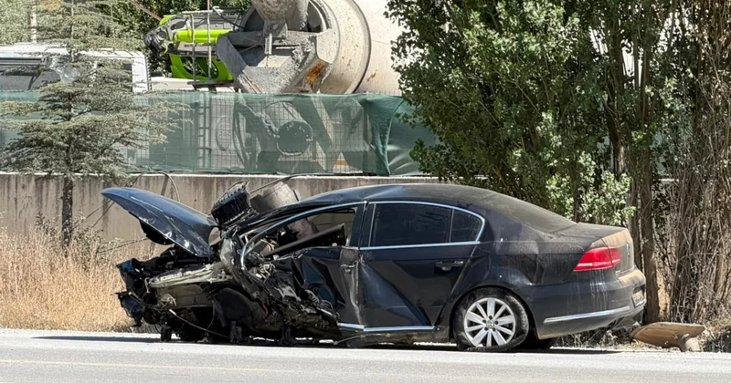 Ankara da feci kaza: Otomobil direğe ok gibi saplandı, 1 i çocuk 3 yaralı Sözcü Gazetesi