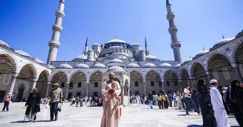 İngiltere de Müslüman karşıtlığına kekle karşı duran otizmli Joshie, kampanyasını İstanbul a taşıdı