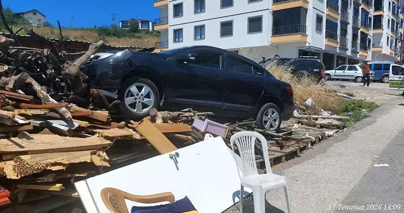 Otomobil ekmek fırını önündeki odun yığınına çarptı: 6 yaralı