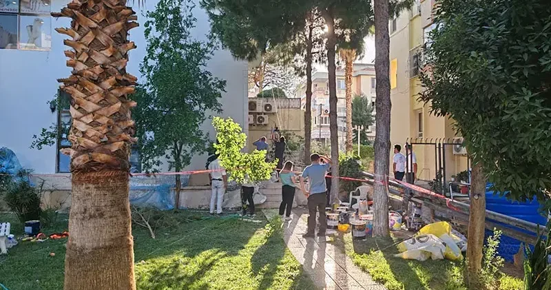 İzmir’de asma iskele devrildi: 3 işçi yaralandı