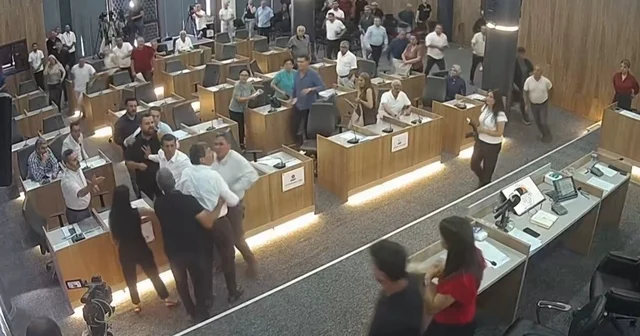 CHP li belediye başkanının AK Partili meclis üyesinin üzerine yürüdüğü anlar kamerada Mersin Haberleri Habertürk Yerel Haberler