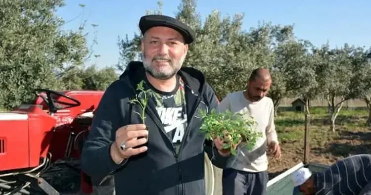 Hüsnü Şenlendirici nin köy hayatı şaşırttı! Traktör kullandığı anlar gündem oldu