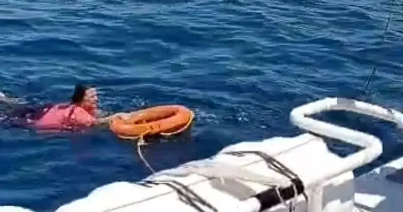Kuşadası nda akıntıyla açığa sürüklenen kadını deniz polisi kurtardı