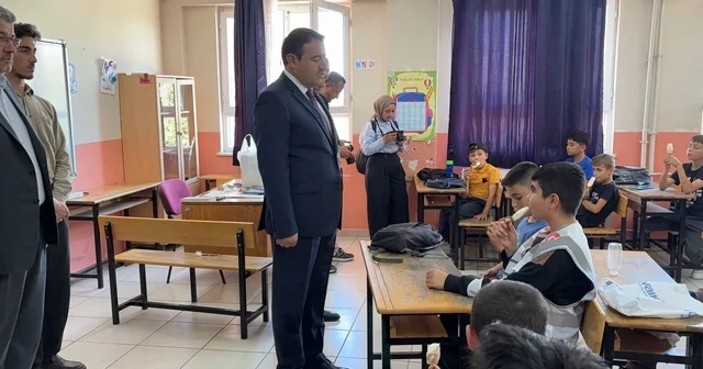 Kütahya Valisi Işın, Yaz Kur an Kursu öğrencilerinin dondurma çağrısına kayıtsız kalmadı Kütahya Haberleri Habertürk Yerel Haberler