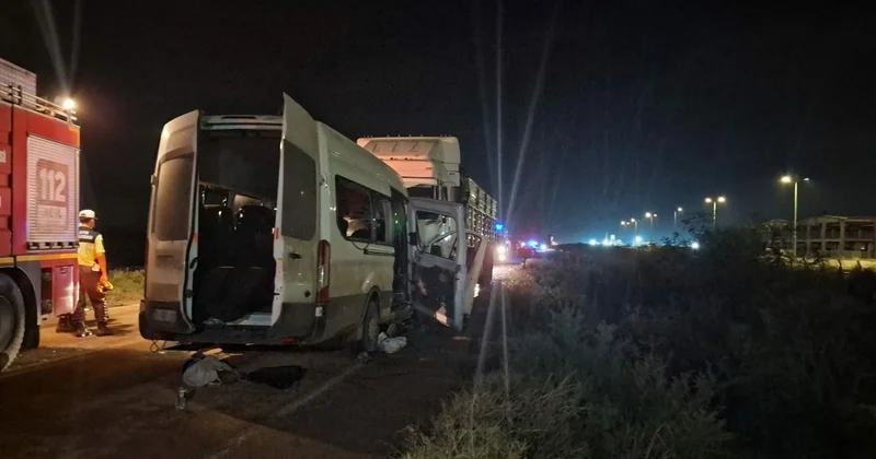 İşçi servisi ile kamyon kafa kafaya çarpıştı: 1 işçi hayatını kaybetti, 14 yaralı