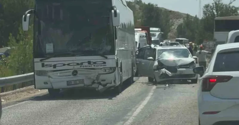 Seydikemer’de yolcu otobüsü ile ticari araç çarpıştı: 5 yaralı