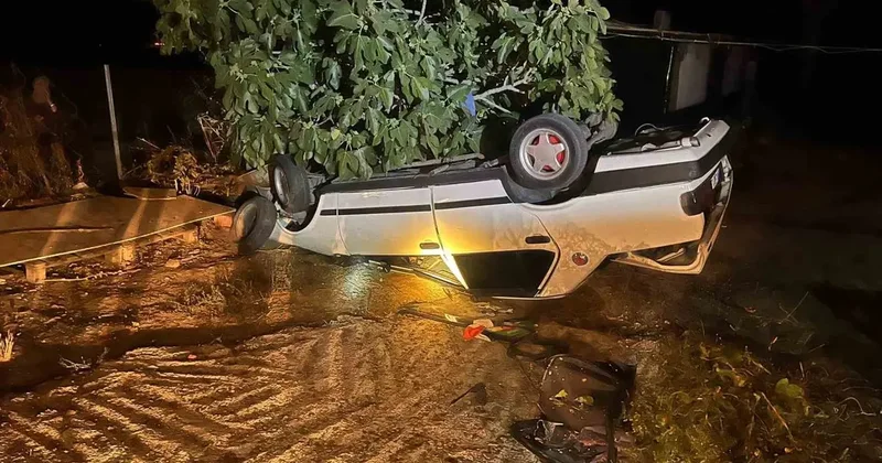 Pehlivanköy’de kontrolden çıkan otomobil evin bahçesine uçtu