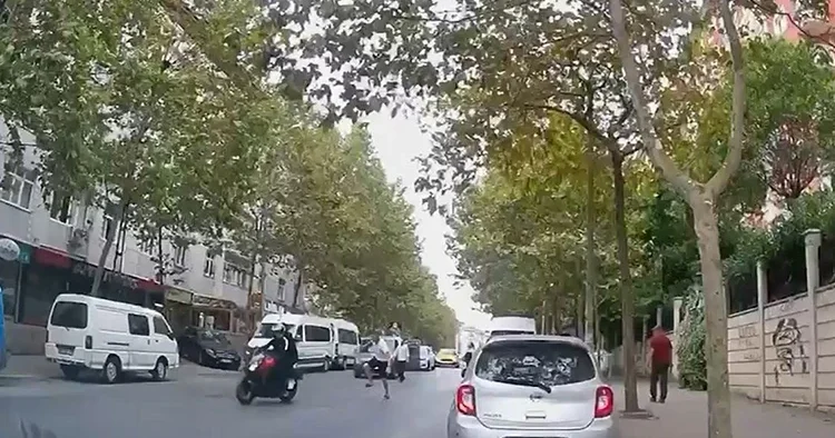 Esenyurt ta işe giden genç kıza motosikletli kapkaç şoku: 100 bin liralık telefonu böyle çaldılar