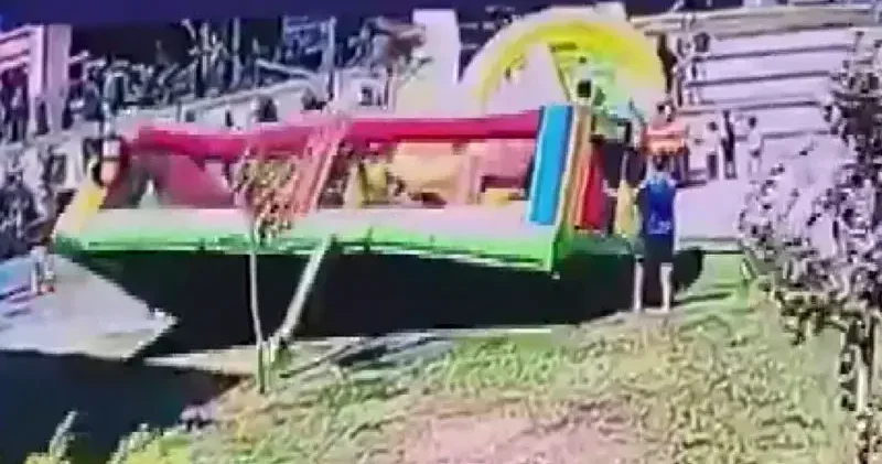 Çekmeköy’de şişme oyun parkı rüzgar nedeniyle ters döndü; 3 çocuk yaralandı