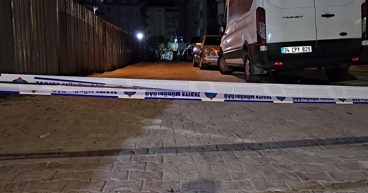 İstanbul da inşaat alanında toprak kaydı, yolda çatlak oluştu
