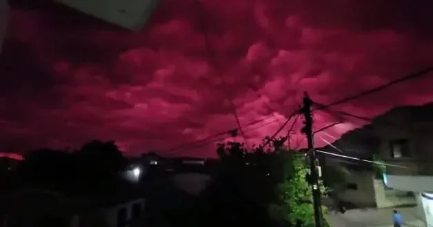 Kolombiya da halk yine sokakta! Kızıl gökyüzü depremin habercisi mi?