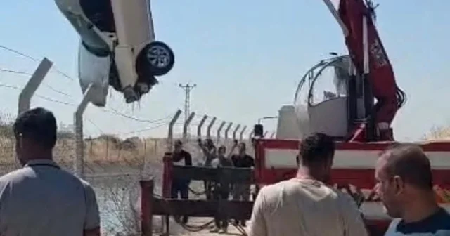 Diyarbakır da otomobil su kanalına düştü: 5 kişi kendi imkanları ve çevredekilerin yardımıyla kurtuldu Diyarbakır Haberleri Habertürk Yerel Haberler