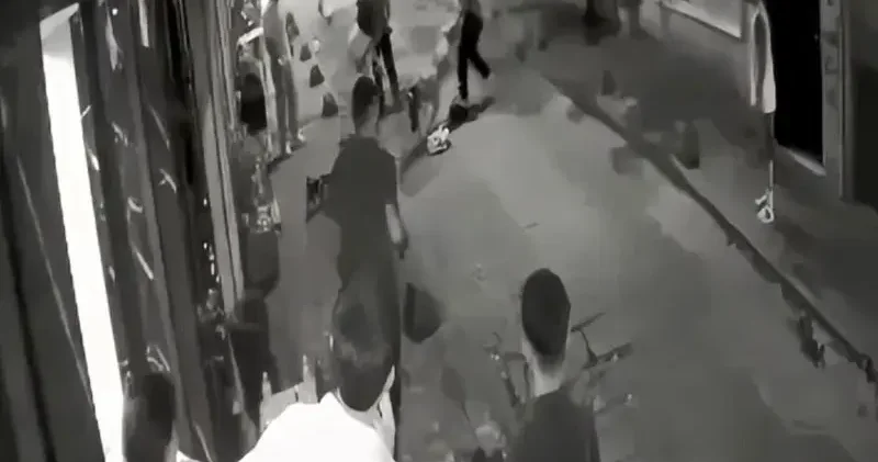 Beyoğlu nda terriere saldıran pitbull cinsi köpeğin sahibinin bıçaklandığı kavga kamerada